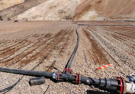 La resistencia química y facilidad de instalación de Pexgol supera las limitaciones del HDPE en condiciones mineras exigentes